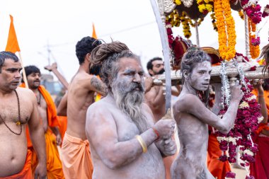 Prayagraj, Uttar Pradesh, Hindistan - 14 Ocak 2025: Mahakumbh, Mahakumbh, Kutsal Naga sadhu baba grubu.
