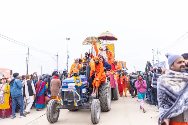 Prayagraj, Uttar Pradesh, Hindistan - 14 Ocak 2025: Mahakumbh, Mahakumbh, Kutsal Naga sadhu baba grubu.