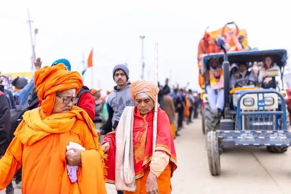 Prayagraj, Uttar Pradesh, Hindistan - 14 Ocak 2025: Mahakumbh, Mahakumbh, Kutsal Naga sadhu baba grubu.