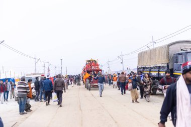 Prayagraj, Uttar Pradesh, Hindistan - 14 Ocak 2025: Mahakumbh, Mahakumbh, Kutsal Naga sadhu baba grubu.