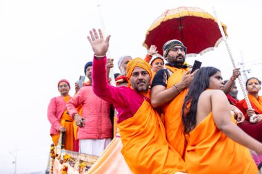 Prayagraj, Uttar Pradesh, Hindistan - 14 Ocak 2025: Mahakumbh, Mahakumbh, Kutsal Naga sadhu baba grubu.