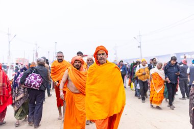 Prayagraj, Uttar Pradesh, Hindistan - 14 Ocak 2025: Mahakumbh, Mahakumbh, Kutsal Naga sadhu baba grubu.