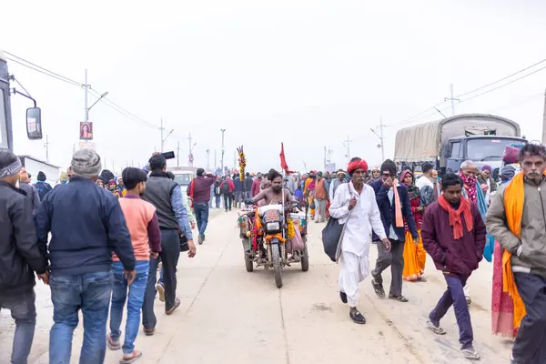 Prayagraj, Uttar Pradesh, Hindistan - 14 Ocak 2025: Mahakumbh, Mahakumbh, Kutsal Naga sadhu baba grubu.