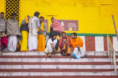 Varanasi, Uttar Pradesh, Hindistan - 20 Ocak 2024: Gurukul 'un kimliği belirsiz genç öğrencileri veya Varanasi' de kış sabahı kutsal nehir gangası yakınlarındaki Kedar Tapınağı 'nda duran bir grup öğrenci.
