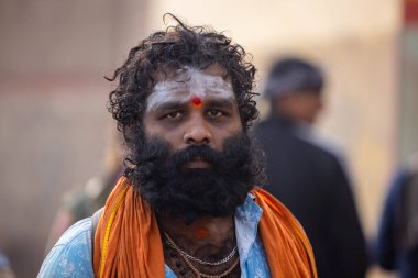Varanasi, Uttar Pradesh, Hindistan - 20 Ocak 2024: Varanasi 'deki çetelerin yakınında dikilen geleneksel Hint turist portresi. Dünyanın dört bir yanındaki turistler moksha ve Yoga için Varanasi 'yi ziyaret ediyorlar.. 