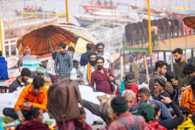 Varanasi, Uttar Pradesh, Hindistan - 20 Ocak 2024: Varanasi 'deki çetelerin yakınında dikilen geleneksel Hint turist portresi. Dünyanın dört bir yanındaki turistler moksha ve Yoga için Varanasi 'yi ziyaret ediyorlar.. 