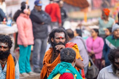 Varanasi, Uttar Pradesh, Hindistan - 20 Ocak 2024: Varanasi 'deki çetelerin yakınında dikilen geleneksel Hint turist portresi. Dünyanın dört bir yanındaki turistler moksha ve Yoga için Varanasi 'yi ziyaret ediyorlar.. 
