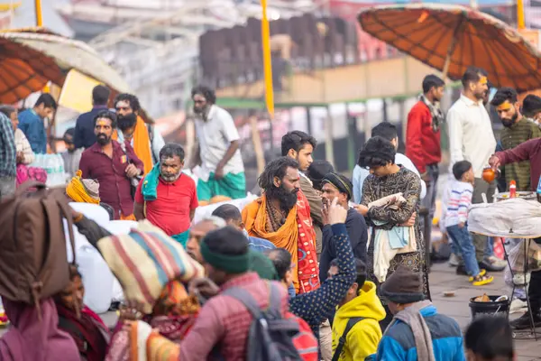 Varanasi, Uttar Pradesh, Hindistan - 20 Ocak 2024: Varanasi 'deki çetelerin yakınında dikilen geleneksel Hint turist portresi. Dünyanın dört bir yanındaki turistler moksha ve Yoga için Varanasi 'yi ziyaret ediyorlar.. 