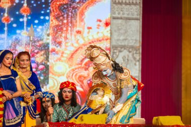 Gaziabad, Uttar Pradesh, Hindistan - 03 Ekim 2024: Hintli sanatçıların portresi Ramlila 'da ramayana adlı Hintli kutsal kitap karakterlerini canlandırıyor..   