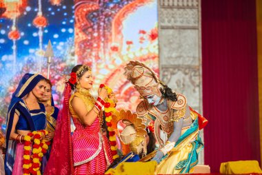 Gaziabad, Uttar Pradesh, Hindistan - 03 Ekim 2024: Hintli sanatçıların portresi Ramlila 'da ramayana adlı Hintli kutsal kitap karakterlerini canlandırıyor..   