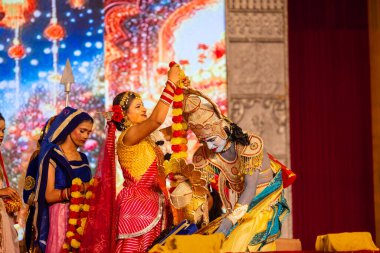Gaziabad, Uttar Pradesh, Hindistan - 03 Ekim 2024: Hintli sanatçıların portresi Ramlila 'da ramayana adlı Hintli kutsal kitap karakterlerini canlandırıyor..   