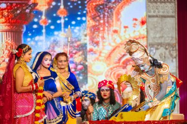 Gaziabad, Uttar Pradesh, Hindistan - 03 Ekim 2024: Hintli sanatçıların portresi Ramlila 'da ramayana adlı Hintli kutsal kitap karakterlerini canlandırıyor..   