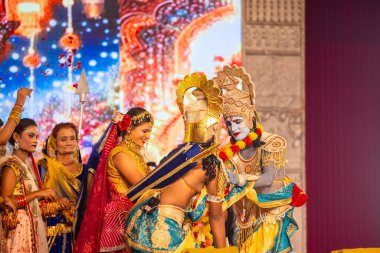 Gaziabad, Uttar Pradesh, Hindistan - 03 Ekim 2024: Hintli sanatçıların portresi Ramlila 'da ramayana adlı Hintli kutsal kitap karakterlerini canlandırıyor..   