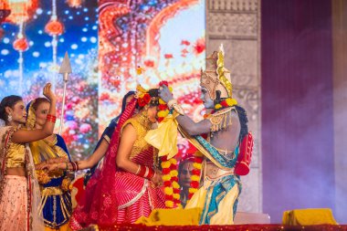 Gaziabad, Uttar Pradesh, Hindistan - 03 Ekim 2024: Hintli sanatçıların portresi Ramlila 'da ramayana adlı Hintli kutsal kitap karakterlerini canlandırıyor..   