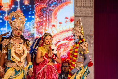 Gaziabad, Uttar Pradesh, Hindistan - 03 Ekim 2024: Hintli sanatçıların portresi Ramlila 'da ramayana adlı Hintli kutsal kitap karakterlerini canlandırıyor..   