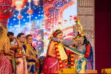 Gaziabad, Uttar Pradesh, Hindistan - 03 Ekim 2024: Hintli sanatçıların portresi Ramlila 'da ramayana adlı Hintli kutsal kitap karakterlerini canlandırıyor..   