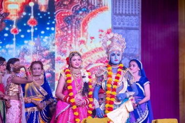 Gaziabad, Uttar Pradesh, Hindistan - 03 Ekim 2024: Hintli sanatçıların portresi Ramlila 'da ramayana adlı Hintli kutsal kitap karakterlerini canlandırıyor..   