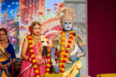Gaziabad, Uttar Pradesh, Hindistan - 03 Ekim 2024: Hintli sanatçıların portresi Ramlila 'da ramayana adlı Hintli kutsal kitap karakterlerini canlandırıyor..   