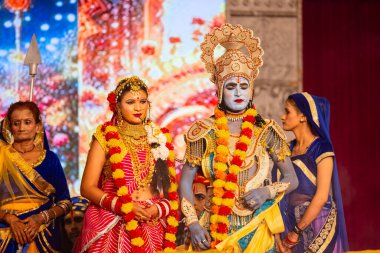 Gaziabad, Uttar Pradesh, Hindistan - 03 Ekim 2024: Hintli sanatçıların portresi Ramlila 'da ramayana adlı Hintli kutsal kitap karakterlerini canlandırıyor..   