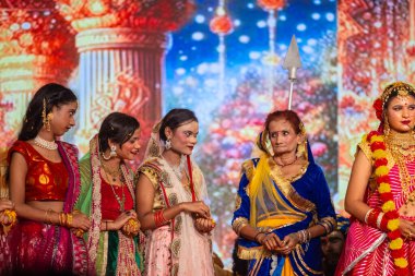 Gaziabad, Uttar Pradesh, Hindistan - 03 Ekim 2024: Hintli sanatçıların portresi Ramlila 'da ramayana adlı Hintli kutsal kitap karakterlerini canlandırıyor..   