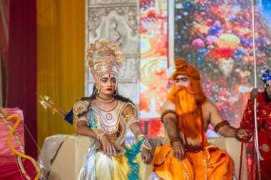 Gaziabad, Uttar Pradesh, Hindistan - 03 Ekim 2024: Hintli sanatçıların portresi Ramlila 'da ramayana adlı Hintli kutsal kitap karakterlerini canlandırıyor..   