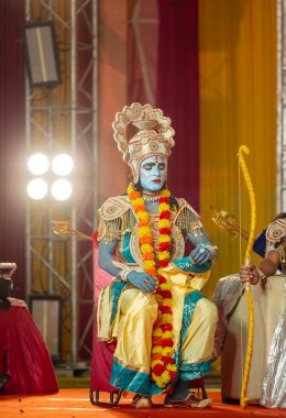 Gaziabad, Uttar Pradesh, Hindistan - 03 Ekim 2024: Hintli sanatçıların portresi Ramlila 'da ramayana adlı Hintli kutsal kitap karakterlerini canlandırıyor..   