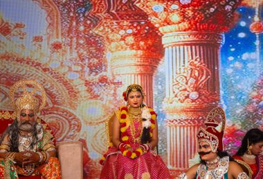 Gaziabad, Uttar Pradesh, Hindistan - 03 Ekim 2024: Hintli sanatçıların portresi Ramlila 'da ramayana adlı Hintli kutsal kitap karakterlerini canlandırıyor..   