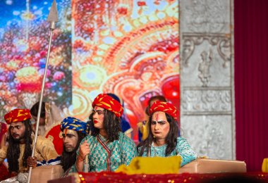 Gaziabad, Uttar Pradesh, Hindistan - 03 Ekim 2024: Hintli sanatçıların portresi Ramlila 'da ramayana adlı Hintli kutsal kitap karakterlerini canlandırıyor..   