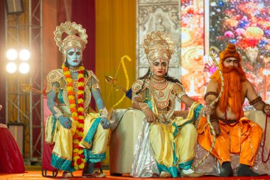 Gaziabad, Uttar Pradesh, Hindistan - 03 Ekim 2024: Hintli sanatçıların portresi Ramlila 'da ramayana adlı Hintli kutsal kitap karakterlerini canlandırıyor..   