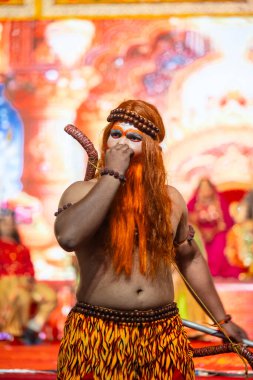 Gaziabad, Uttar Pradesh, Hindistan - 03 Ekim 2024: Hintli sanatçıların portresi Ramlila 'da ramayana adlı Hintli kutsal kitap karakterlerini canlandırıyor..   