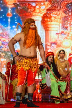 Gaziabad, Uttar Pradesh, Hindistan - 03 Ekim 2024: Hintli sanatçıların portresi Ramlila 'da ramayana adlı Hintli kutsal kitap karakterlerini canlandırıyor..   