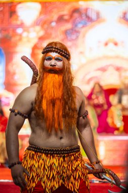 Gaziabad, Uttar Pradesh, Hindistan - 03 Ekim 2024: Hintli sanatçıların portresi Ramlila 'da ramayana adlı Hintli kutsal kitap karakterlerini canlandırıyor..   