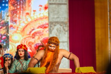 Gaziabad, Uttar Pradesh, Hindistan - 03 Ekim 2024: Hintli sanatçıların portresi Ramlila 'da ramayana adlı Hintli kutsal kitap karakterlerini canlandırıyor..   