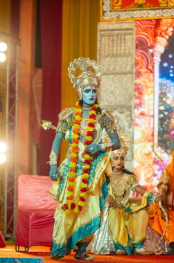 Gaziabad, Uttar Pradesh, Hindistan - 03 Ekim 2024: Hintli sanatçıların portresi Ramlila 'da ramayana adlı Hintli kutsal kitap karakterlerini canlandırıyor..   