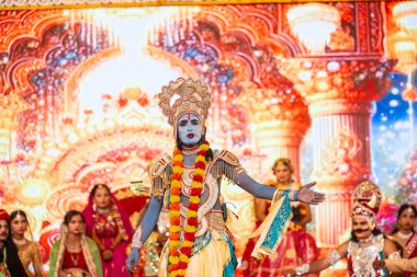 Gaziabad, Uttar Pradesh, Hindistan - 03 Ekim 2024: Hintli sanatçıların portresi Ramlila 'da ramayana adlı Hintli kutsal kitap karakterlerini canlandırıyor..   