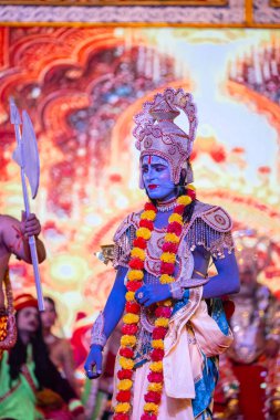 Gaziabad, Uttar Pradesh, Hindistan - 03 Ekim 2024: Hintli sanatçıların portresi Ramlila 'da ramayana adlı Hintli kutsal kitap karakterlerini canlandırıyor..   