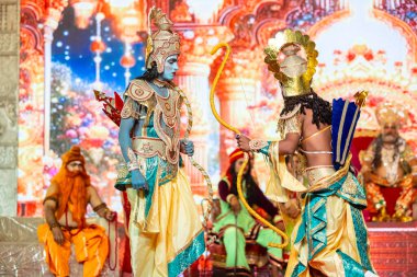 Gaziabad, Uttar Pradesh, Hindistan - 03 Ekim 2024: Hintli sanatçıların portresi Ramlila 'da ramayana adlı Hintli kutsal kitap karakterlerini canlandırıyor..   
