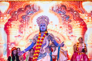 Gaziabad, Uttar Pradesh, Hindistan - 03 Ekim 2024: Hintli sanatçıların portresi Ramlila 'da ramayana adlı Hintli kutsal kitap karakterlerini canlandırıyor..   