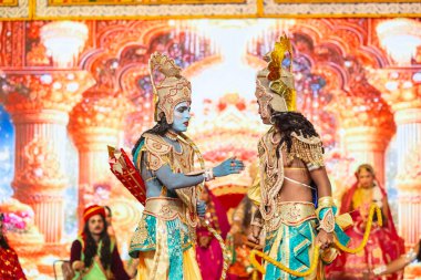 Gaziabad, Uttar Pradesh, Hindistan - 03 Ekim 2024: Hintli sanatçıların portresi Ramlila 'da ramayana adlı Hintli kutsal kitap karakterlerini canlandırıyor..   