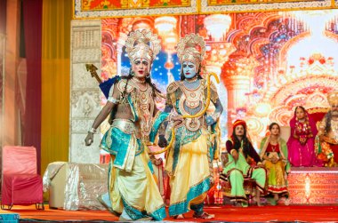 Gaziabad, Uttar Pradesh, Hindistan - 03 Ekim 2024: Hintli sanatçıların portresi Ramlila 'da ramayana adlı Hintli kutsal kitap karakterlerini canlandırıyor..   