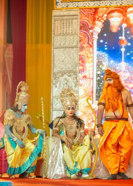 Gaziabad, Uttar Pradesh, Hindistan - 03 Ekim 2024: Hintli sanatçıların portresi Ramlila 'da ramayana adlı Hintli kutsal kitap karakterlerini canlandırıyor..   