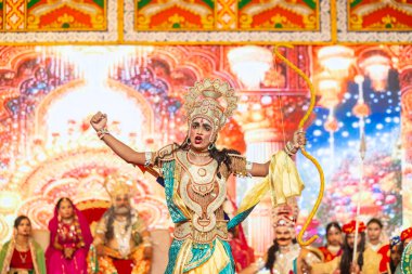 Gaziabad, Uttar Pradesh, Hindistan - 03 Ekim 2024: Hintli sanatçıların portresi Ramlila 'da ramayana adlı Hintli kutsal kitap karakterlerini canlandırıyor..   