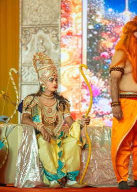 Gaziabad, Uttar Pradesh, Hindistan - 03 Ekim 2024: Hintli sanatçıların portresi Ramlila 'da ramayana adlı Hintli kutsal kitap karakterlerini canlandırıyor..   
