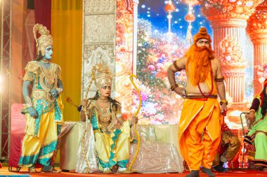 Gaziabad, Uttar Pradesh, Hindistan - 03 Ekim 2024: Hintli sanatçıların portresi Ramlila 'da ramayana adlı Hintli kutsal kitap karakterlerini canlandırıyor..   
