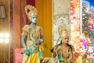Gaziabad, Uttar Pradesh, Hindistan - 03 Ekim 2024: Hintli sanatçıların portresi Ramlila 'da ramayana adlı Hintli kutsal kitap karakterlerini canlandırıyor..   