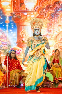 Gaziabad, Uttar Pradesh, Hindistan - 03 Ekim 2024: Hintli sanatçıların portresi Ramlila 'da ramayana adlı Hintli kutsal kitap karakterlerini canlandırıyor..   