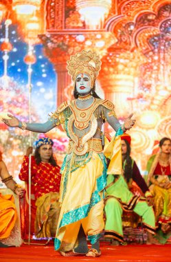 Gaziabad, Uttar Pradesh, Hindistan - 03 Ekim 2024: Hintli sanatçıların portresi Ramlila 'da ramayana adlı Hintli kutsal kitap karakterlerini canlandırıyor..   