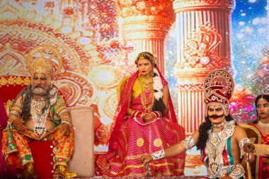 Gaziabad, Uttar Pradesh, Hindistan - 03 Ekim 2024: Hintli sanatçıların portresi Ramlila 'da ramayana adlı Hintli kutsal kitap karakterlerini canlandırıyor..   