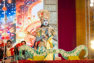 Gaziabad, Uttar Pradesh, Hindistan - 03 Ekim 2024: Hintli sanatçıların portresi Ramlila 'da ramayana adlı Hintli kutsal kitap karakterlerini canlandırıyor..   