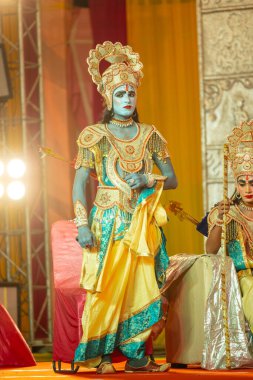 Gaziabad, Uttar Pradesh, Hindistan - 03 Ekim 2024: Hintli sanatçıların portresi Ramlila 'da ramayana adlı Hintli kutsal kitap karakterlerini canlandırıyor..   